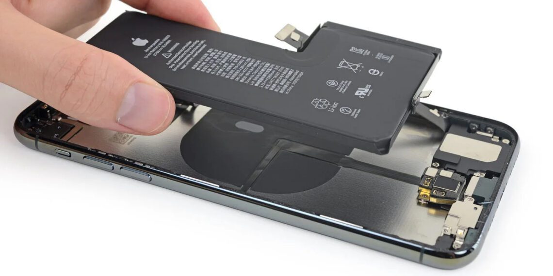 A revolution in smartphones: Replaceable batteries are becoming mandatory!